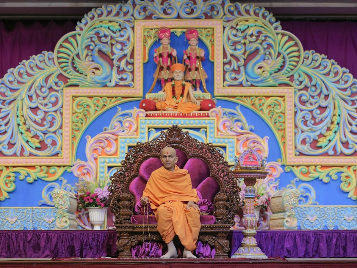 Swamishri during the evening sant assembly