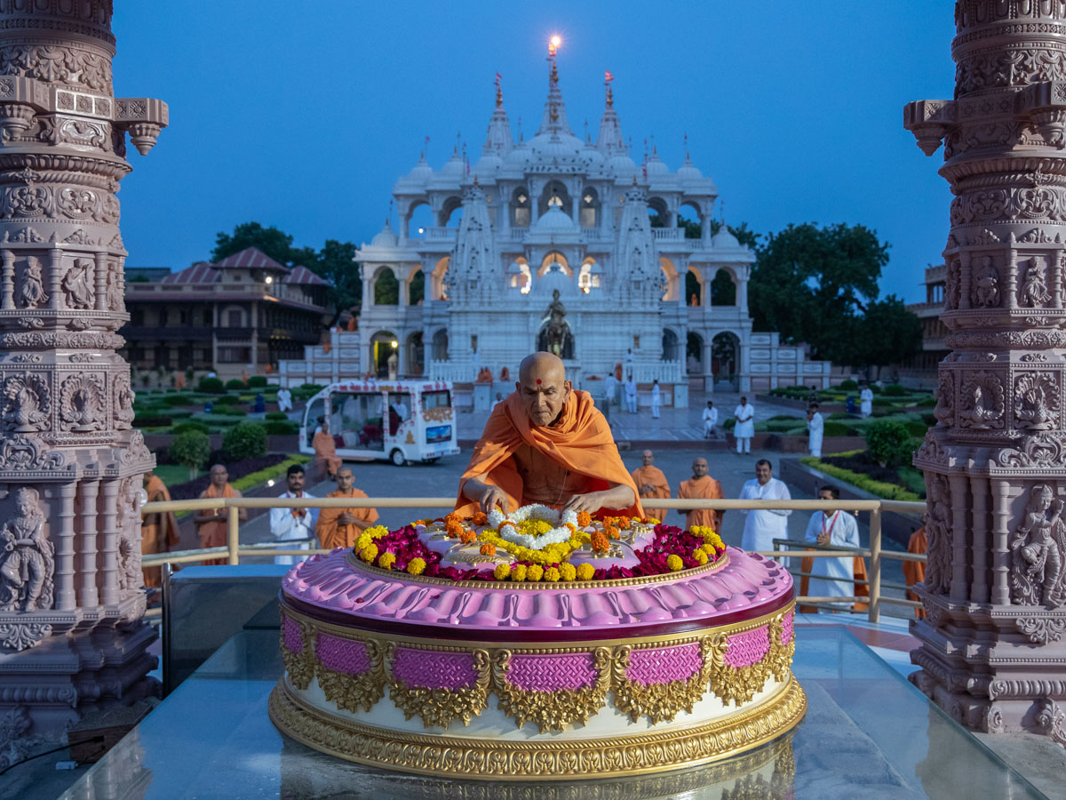 Swamishri engrossed in darshan at Brahmaswarup Pramukh Swami Maharaj's samadhi