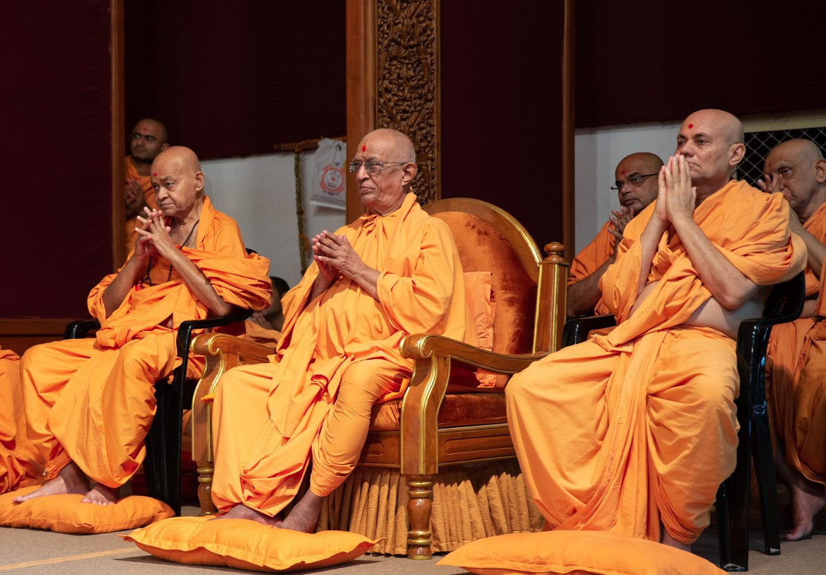 Pujya Bhagwatpriya Swami, Pujya Swayamprakash Swami (Doctor Swami) and Pujya Viveksagar Swami doing darshan of Swamishri