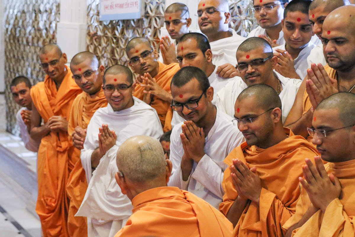 Sadhus, parshads and sadhaks doing darshan of Swamishri in the mandir pradakshina