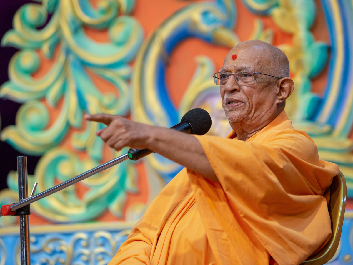 Pujya Swayamprakash Swami (Doctor Swami) delivers a discourse in the morning satsang assembly