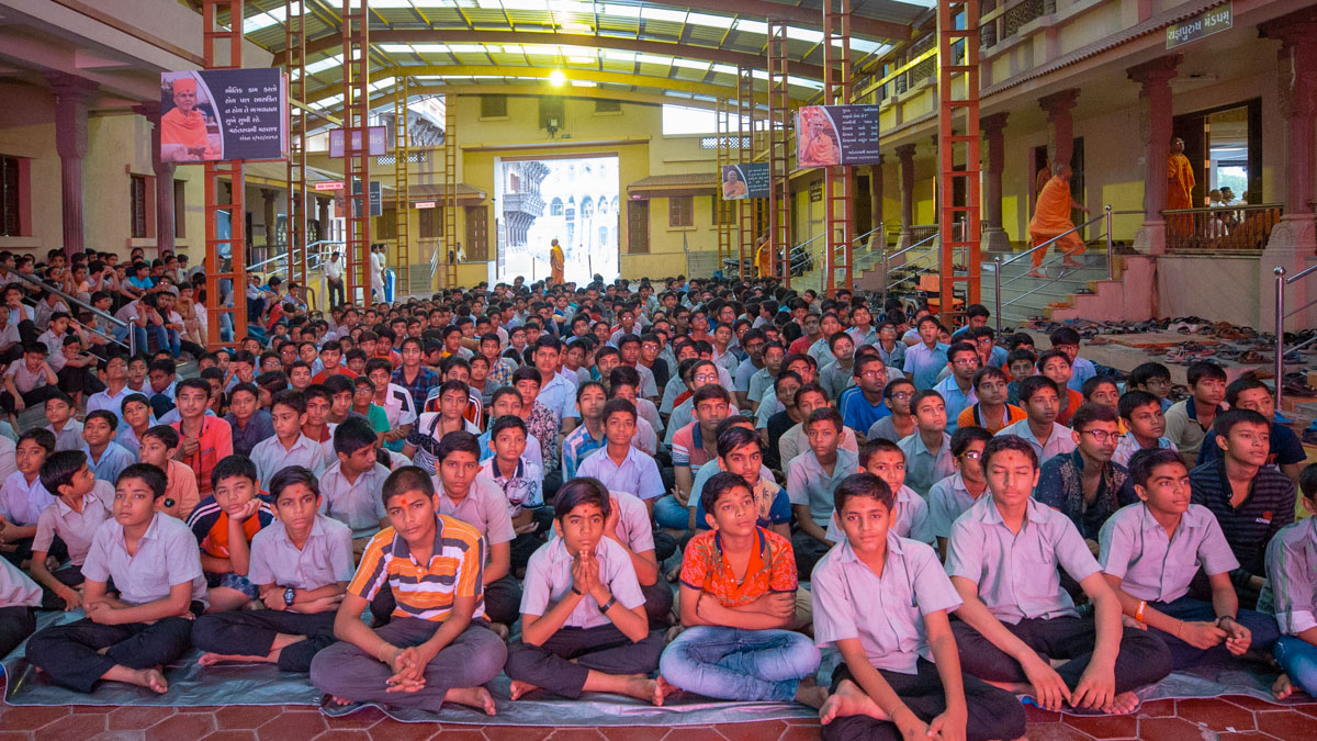 Students of Swaminarayan Vidyamandir, Sarangpur, doing Swamishri's puja darshan