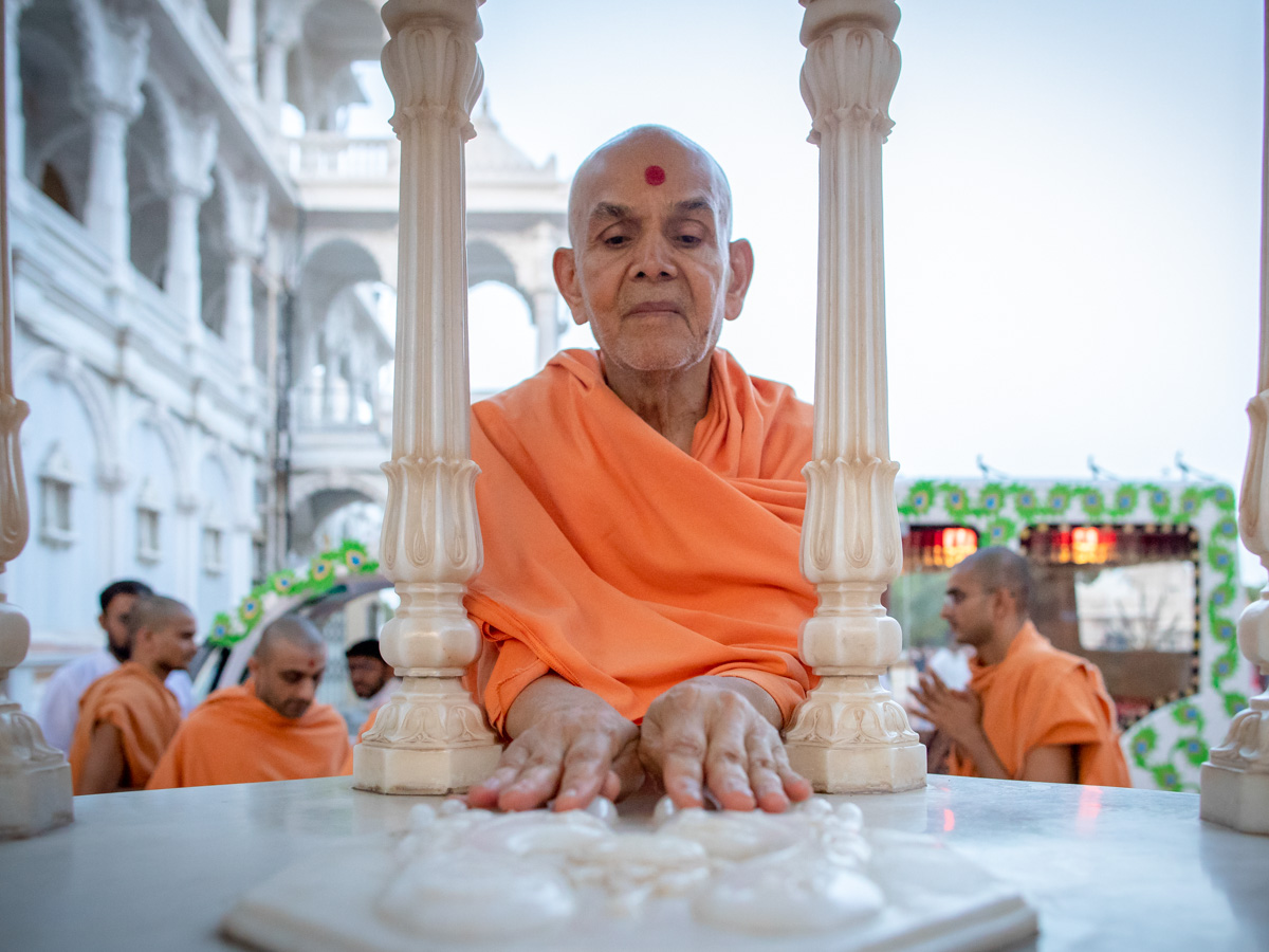 Swamishri engrossed in darshan of holy charanarvind of Bhagwan Swaminarayan in the evening