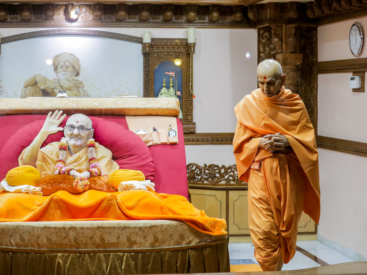 Param Pujya Mahant Swami Maharaj performs pradakshina in the room of Brahmaswarup Pramukh Swami Maharaj