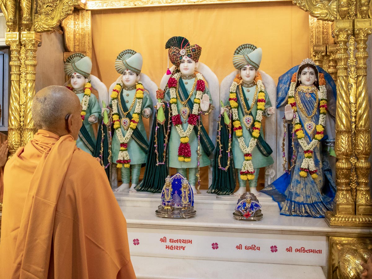 Swamishri engrossed in darshan of Thakorji