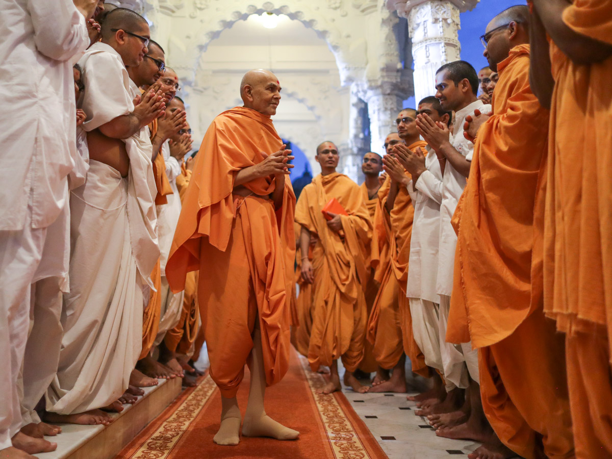 Swamishri greets sadhus, parshads and sadhaks with 'Jai Swaminarayan' in the mandir pradakshina