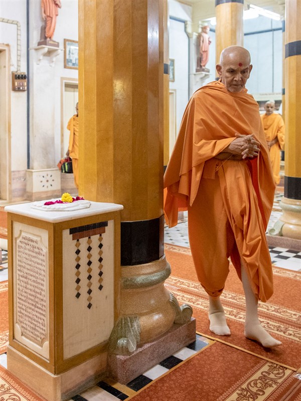 Swamishri performs pradakshina of holy charanarvind of Bhagwan Swaminarayan in the Rang Mandap