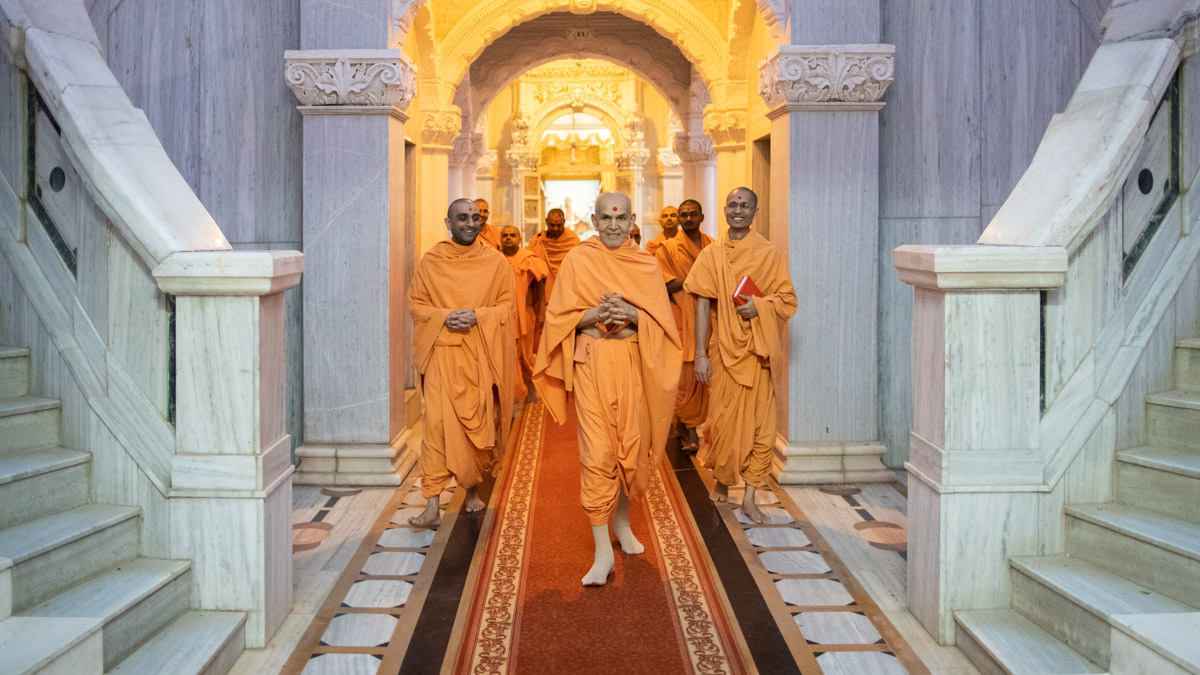 Swamishri after darshan in the Rang Mandap