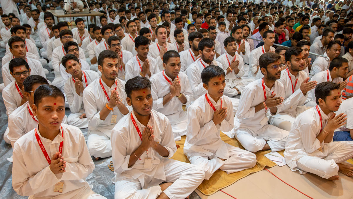Yuva Talim Kendra youths doing Swamishri's puja darshan