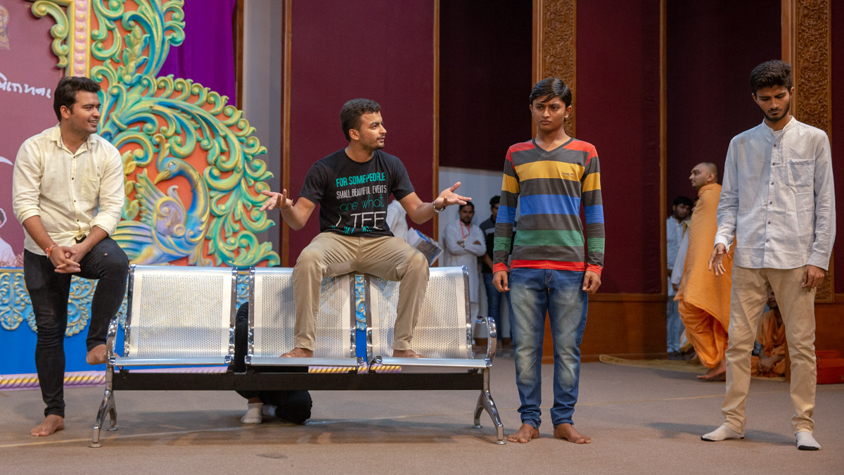 YTK youths perform a skit before Swamishri