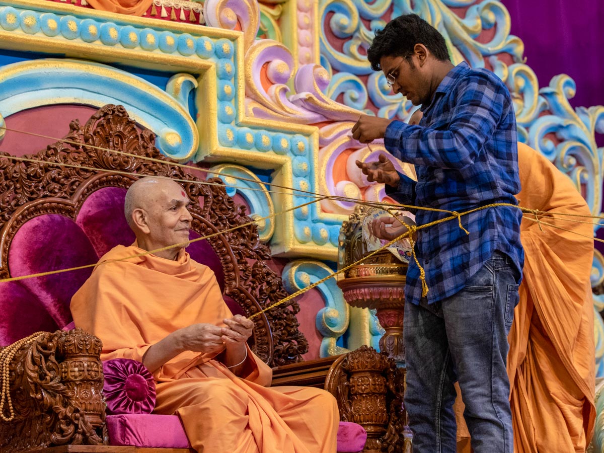 Swamishri participates in the program