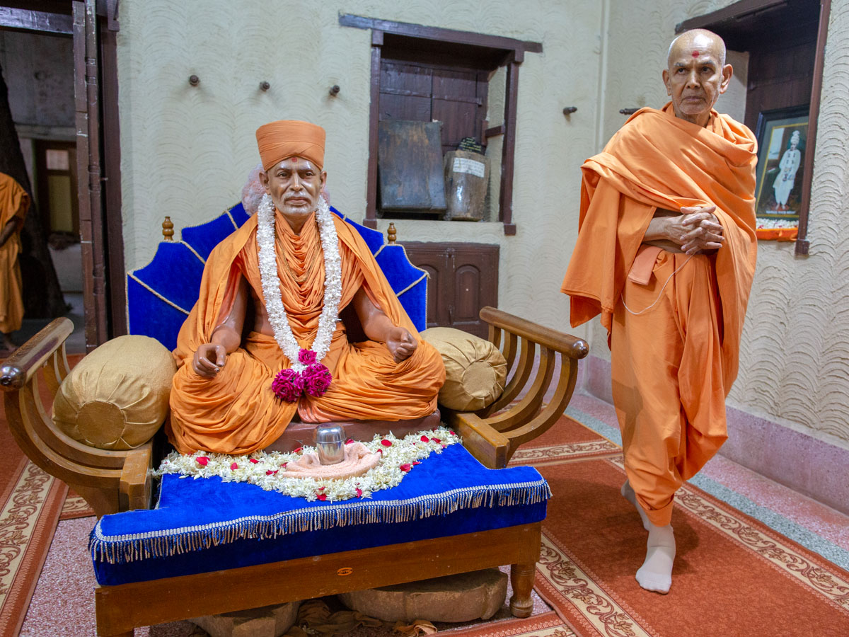 Swamishri performs pradakshina in the room of Brahmaswarup Shastriji Maharaj