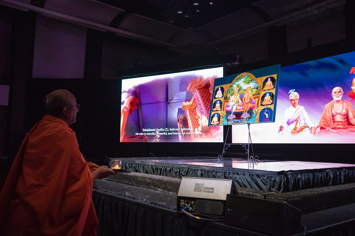 Pujya Aksharvatsaldas Swami performs the morning arti