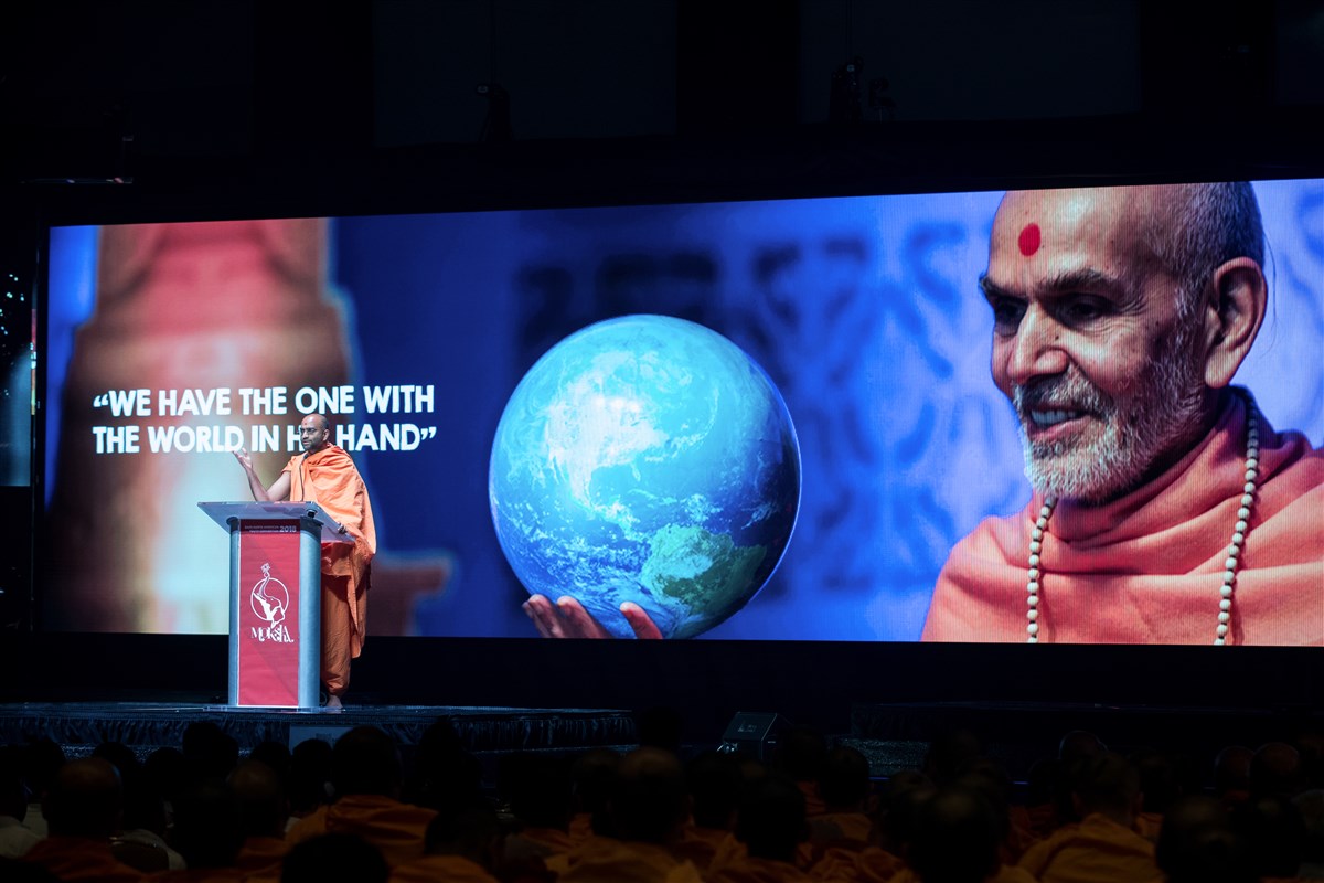 Pujya Anantmangaldas Swami addresses the children