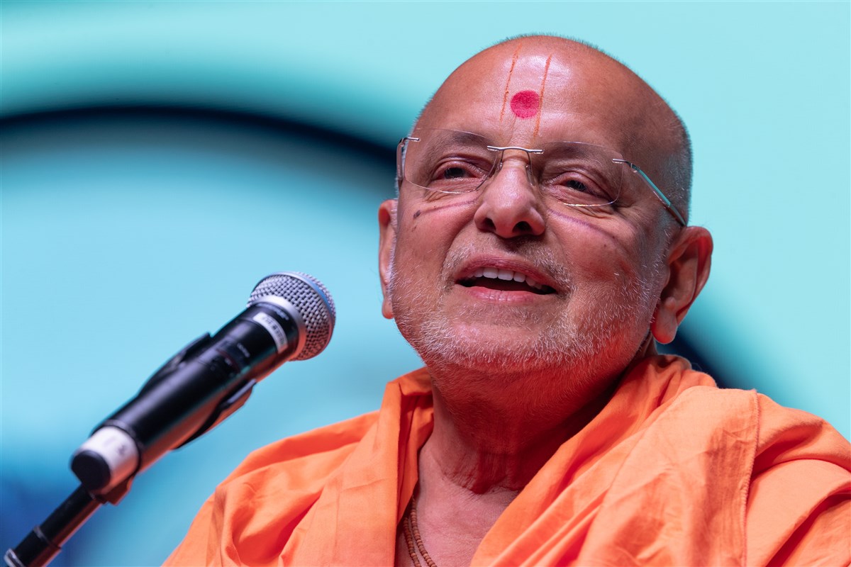 Pujya Ishwarcharandas Swami addresses the afternoon assembly