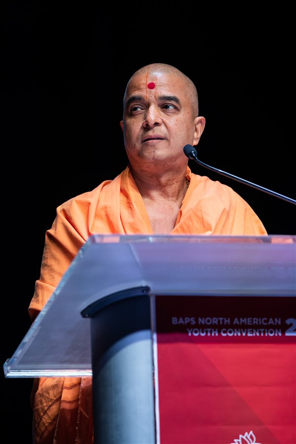 Pujya Brahmaviharidas Swami addresses the afternoon assembly