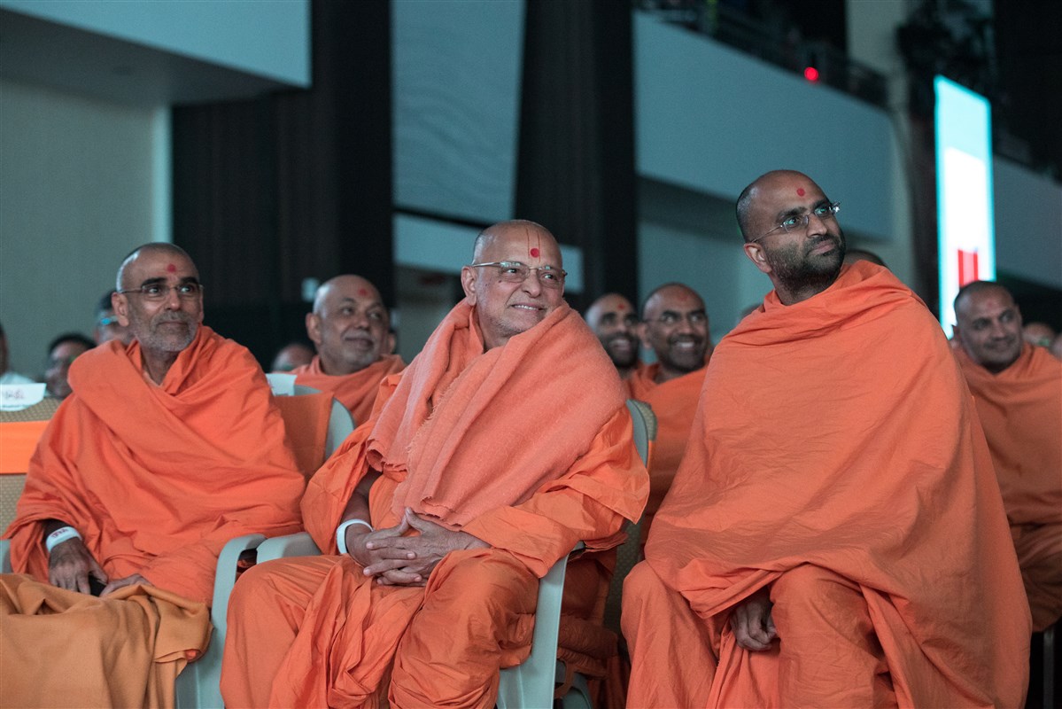 Pujya Ishwarcharandas Swami and Pujya Anandswarupdas Swami enjoy the session