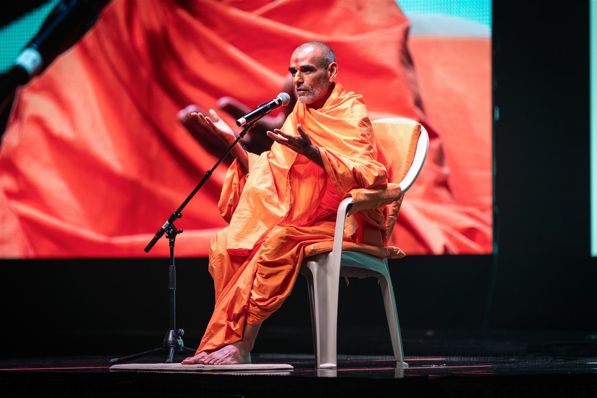 Pujya Anandswarupdas Swami addresses the evening session