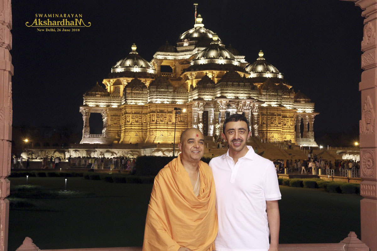 His Highness Sheikh Abdullah bin Zayed Al Nahyan in front of the Akshardham monument