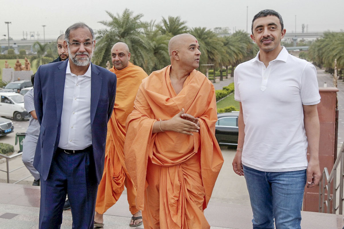His Highness Sheikh Abdullah bin Zayed Al Nahyan arrives at the Akshardham complex