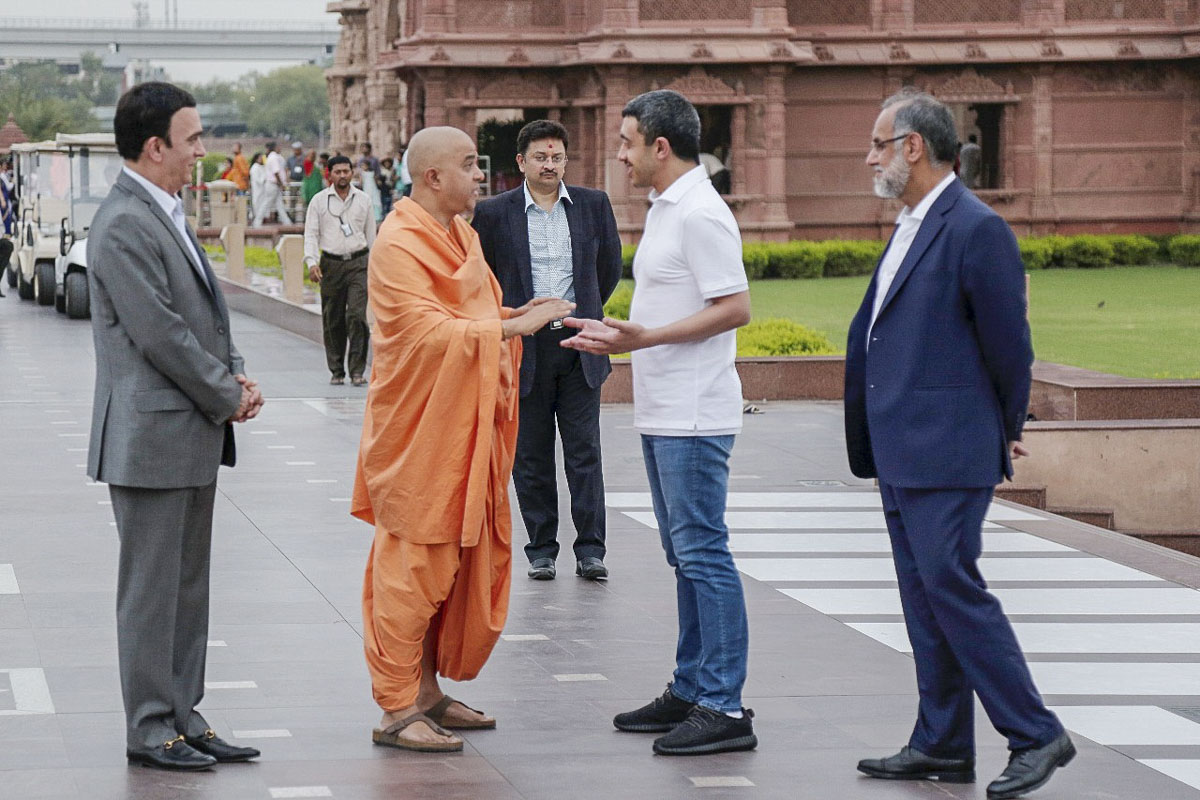 Brahmaviharidas Swami welcomes His Highness Sheikh Abdullah bin Zayed Al Nahyan