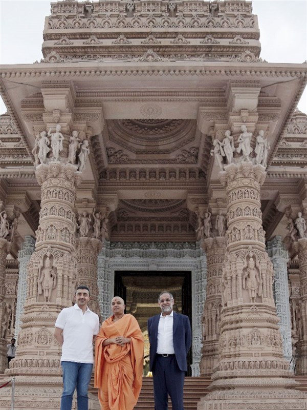 His Highness Sheikh Abdullah bin Zayed Al Nahyan observes the Akshardham monument