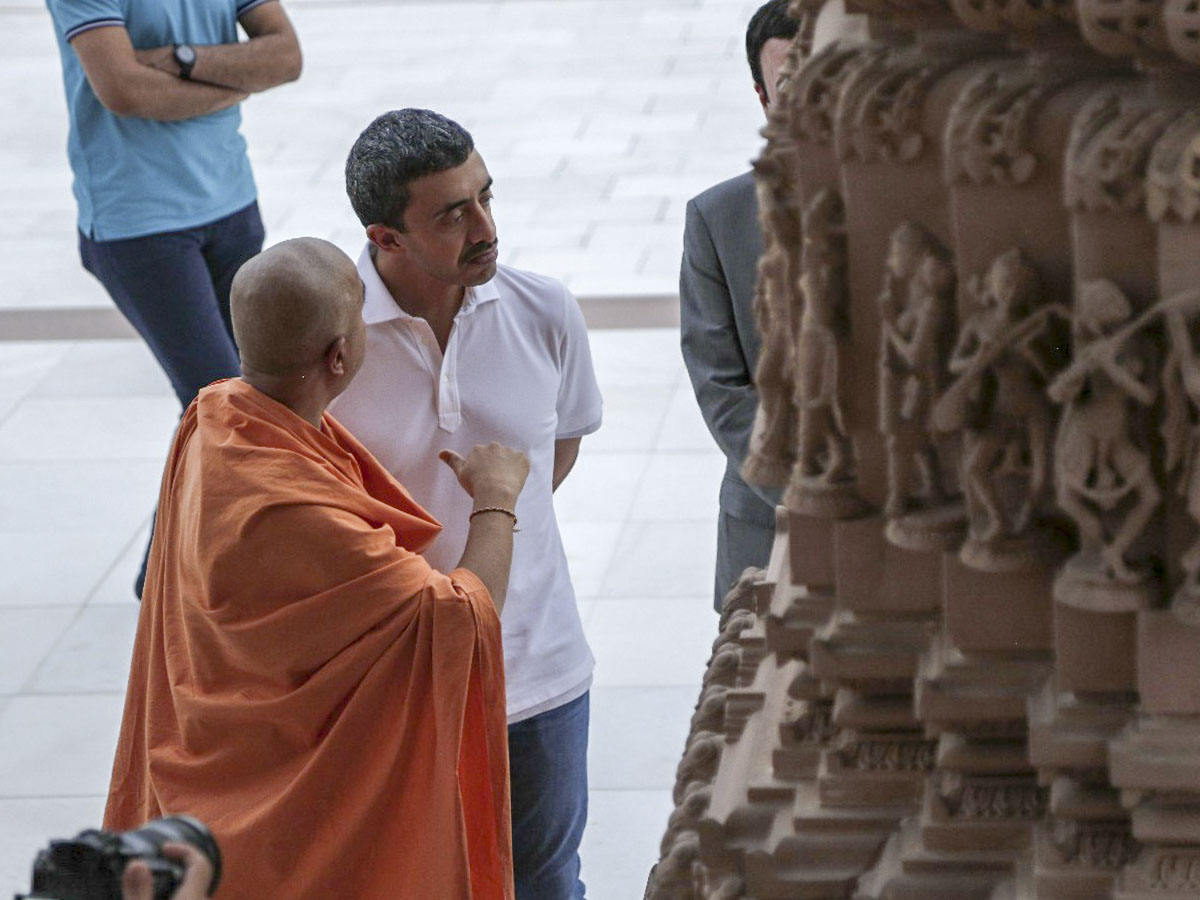His Highness Sheikh Abdullah bin Zayed Al Nahyan observes the Akshardham monument