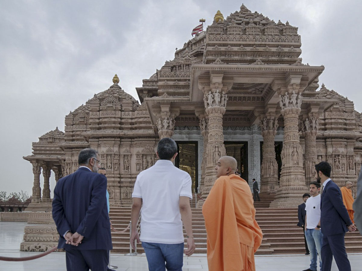 His Highness Sheikh Abdullah bin Zayed Al Nahyan observes the Akshardham monument