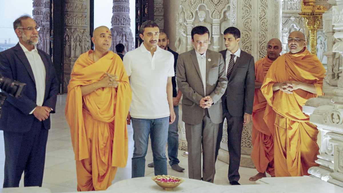 His Highness Sheikh Abdullah bin Zayed Al Nahyan observes the Akshardham monument