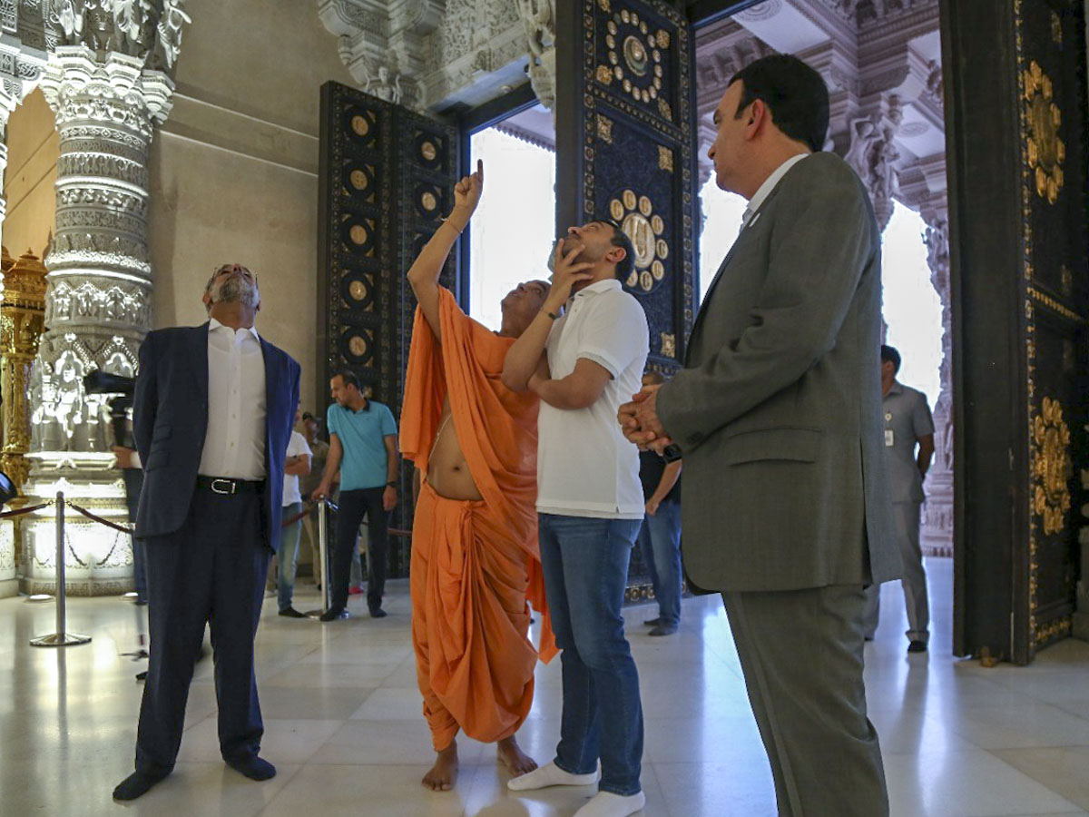 His Highness Sheikh Abdullah bin Zayed Al Nahyan observes the Akshardham monument
