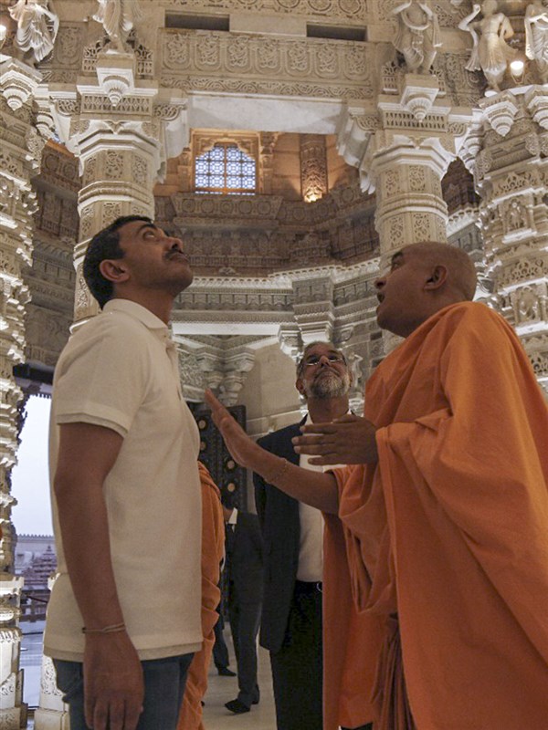His Highness Sheikh Abdullah bin Zayed Al Nahyan observes the Akshardham monument