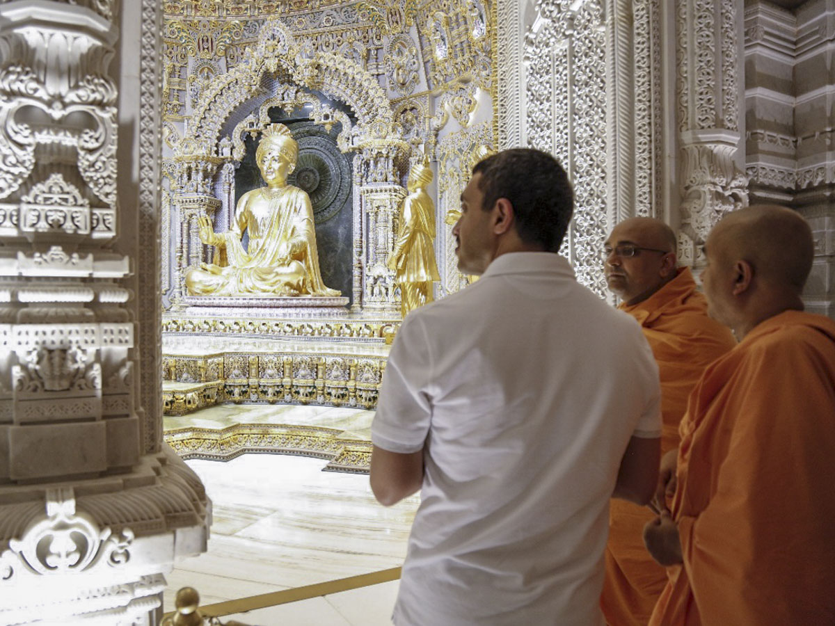 His Highness Sheikh Abdullah bin Zayed Al Nahyan observes the Akshardham monument