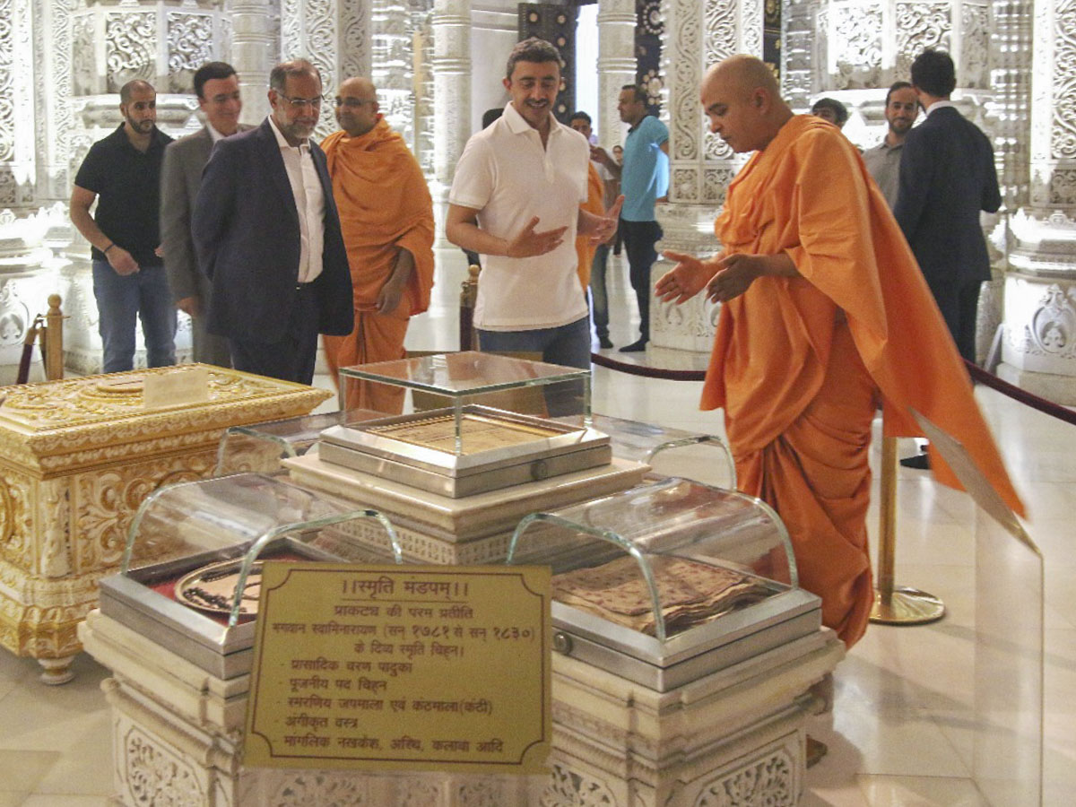 His Highness Sheikh Abdullah bin Zayed Al Nahyan observes the Akshardham monument