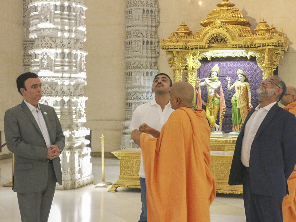 His Highness Sheikh Abdullah bin Zayed Al Nahyan observes the Akshardham monument