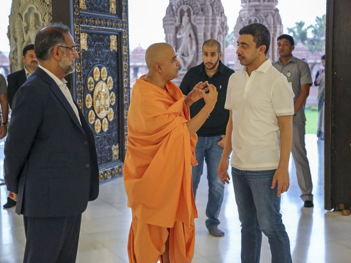 His Highness Sheikh Abdullah bin Zayed Al Nahyan observes the Akshardham monument