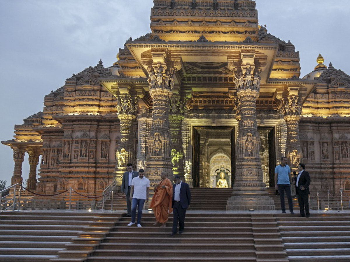 His Highness Sheikh Abdullah bin Zayed Al Nahyan observes the Akshardham monument