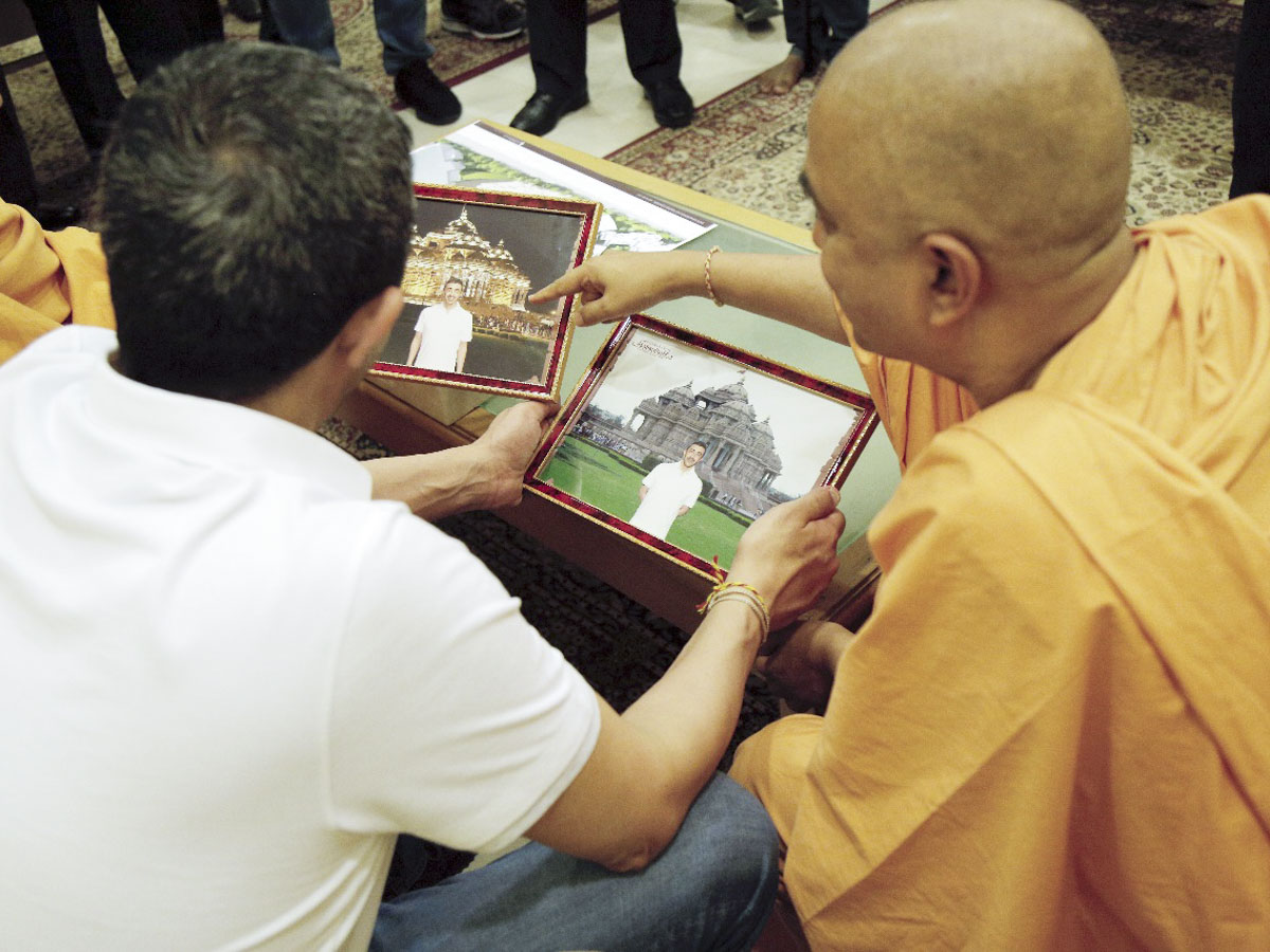 Brahmaviharidas Swami presents gifts to His Highness Sheikh Abdullah bin Zayed Al Nahyan