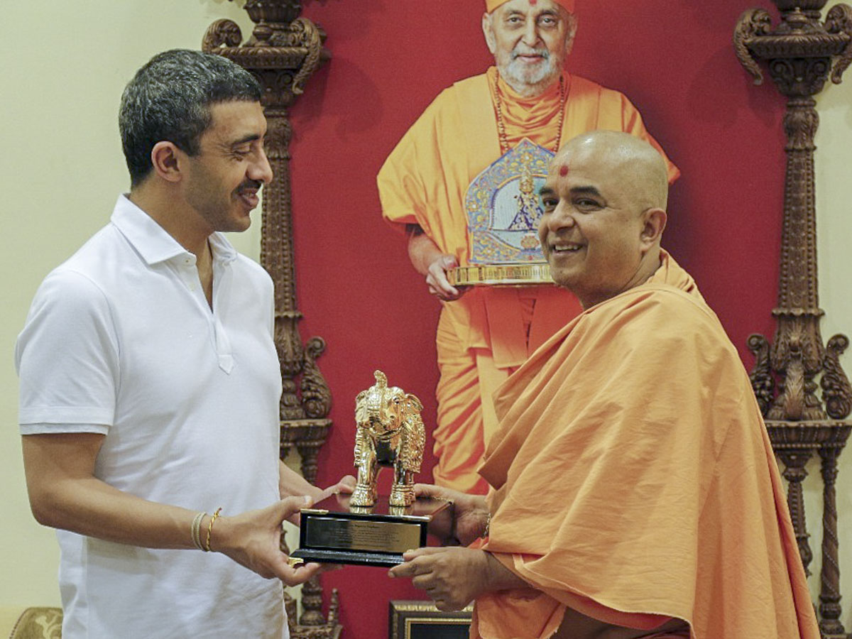 Brahmaviharidas Swami presents gifts to His Highness Sheikh Abdullah bin Zayed Al Nahyan
