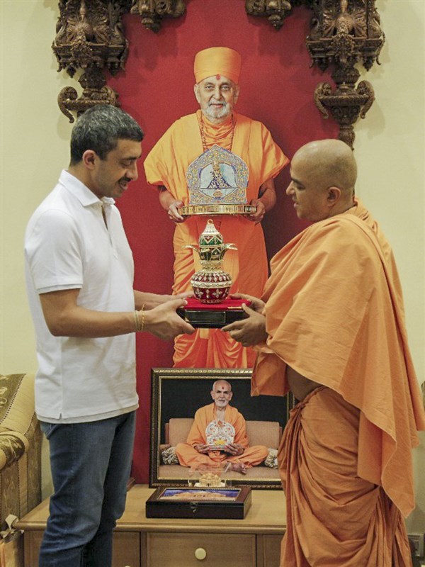Brahmaviharidas Swami presents gifts to His Highness Sheikh Abdullah bin Zayed Al Nahyan 