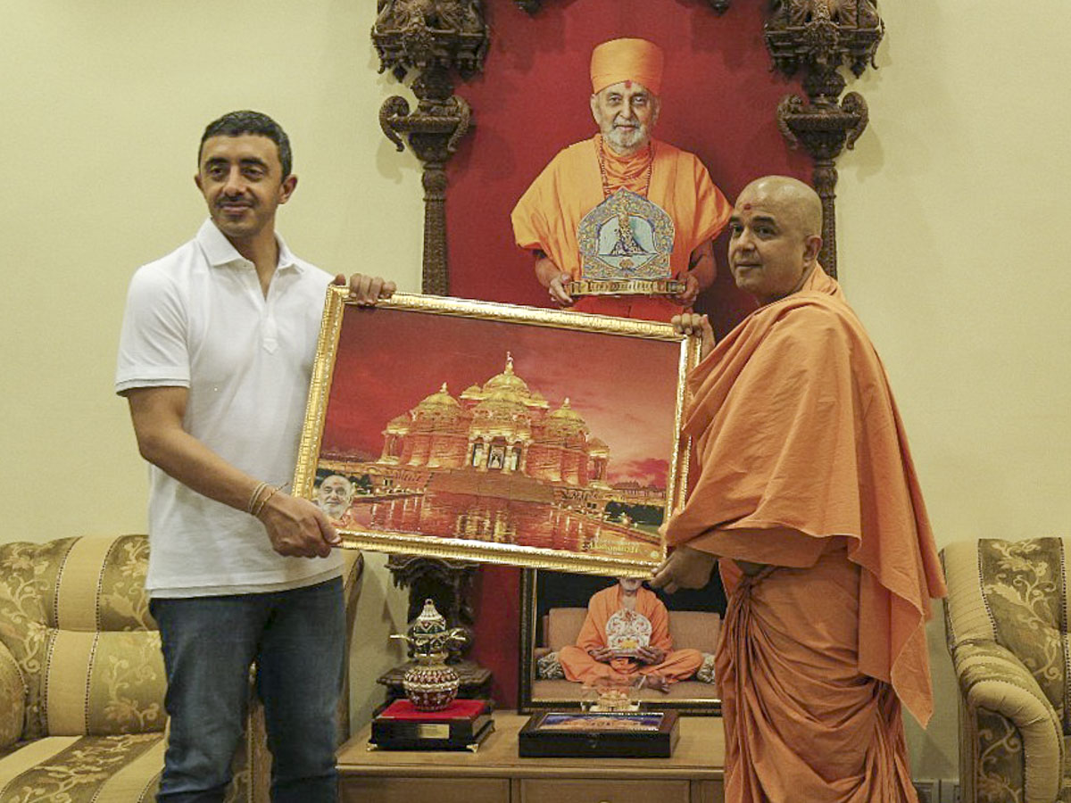 Brahmaviharidas Swami presents gifts to His Highness Sheikh Abdullah bin Zayed Al Nahyan 