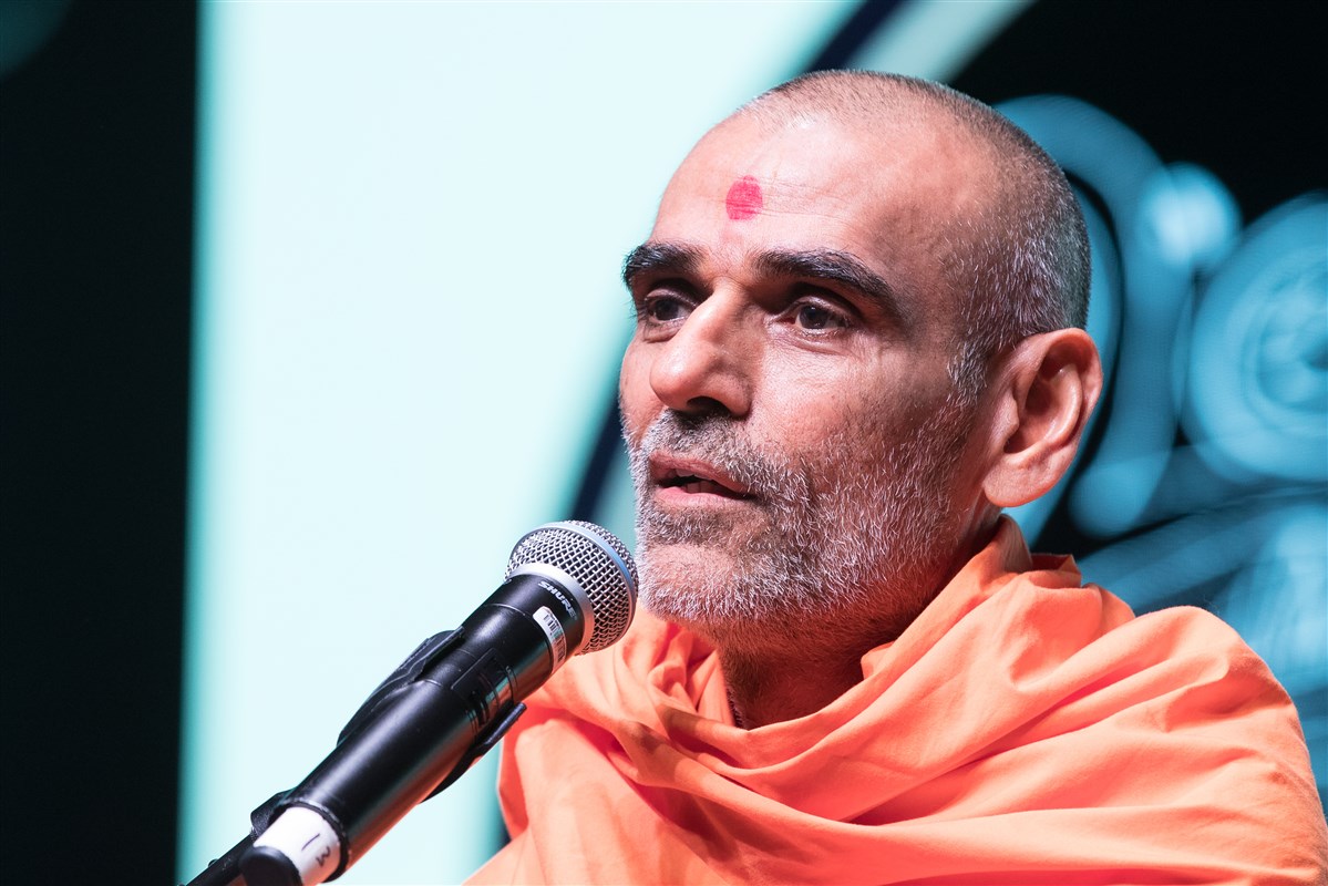 Pujya Anandswarupdas Swami addresses the morning assembly