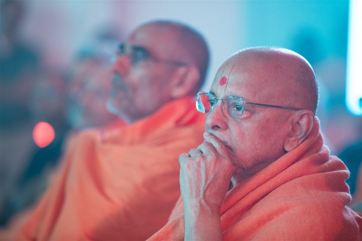 Pujya Ishwarcharandas Swami engrossed in the afternoon assembly