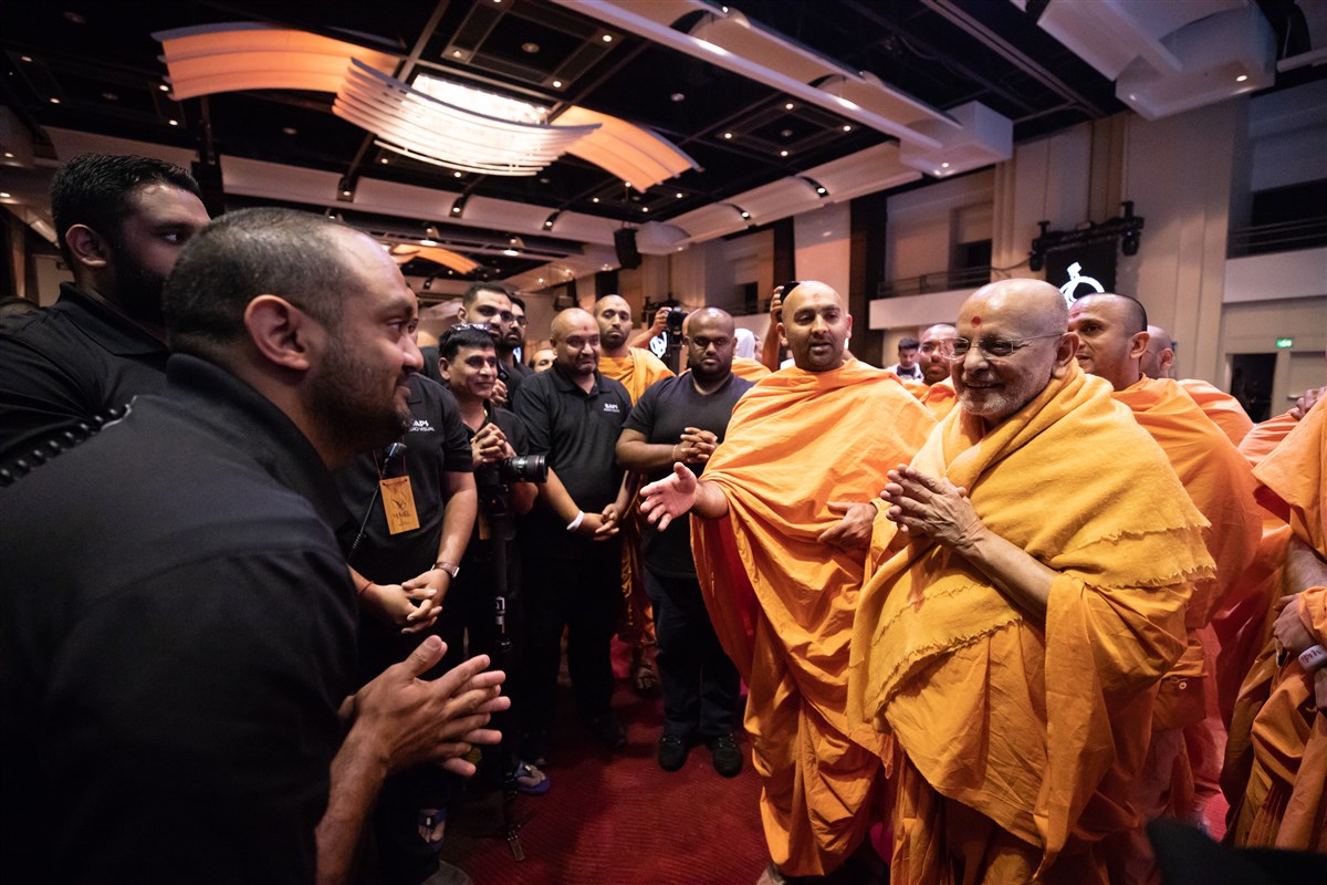 Pujya Ishwarcharandas Swami meets with convention volunteers