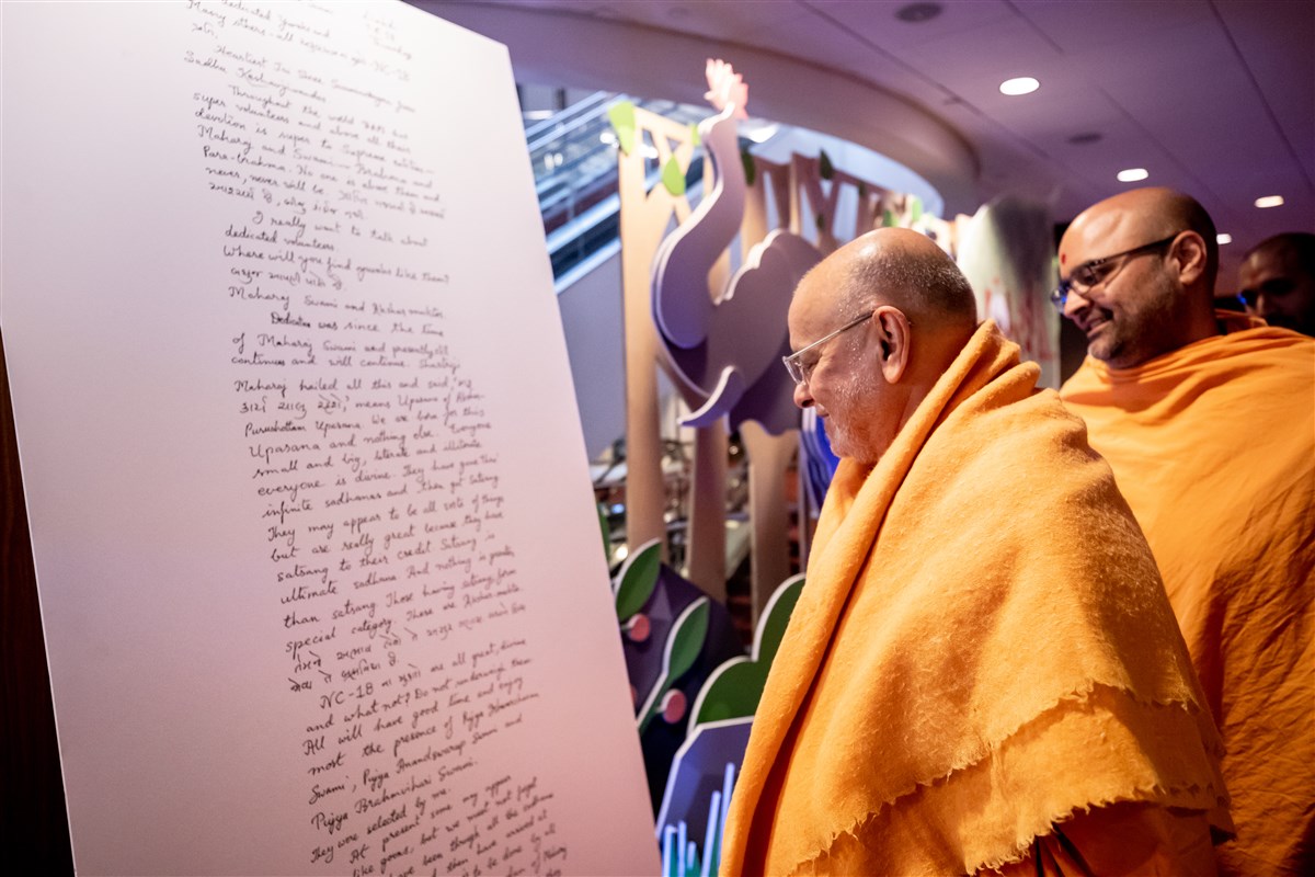 Pujya Ishwarcharandas Swami reads a special letter from Param Pujya Mahant Swami Maharaj to NAYC18 attendees