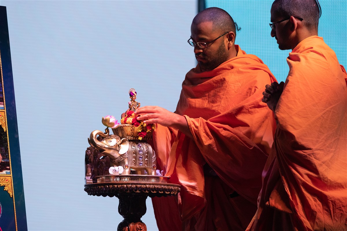 Pujya Swamis garland Shri Harikrishna Maharaj