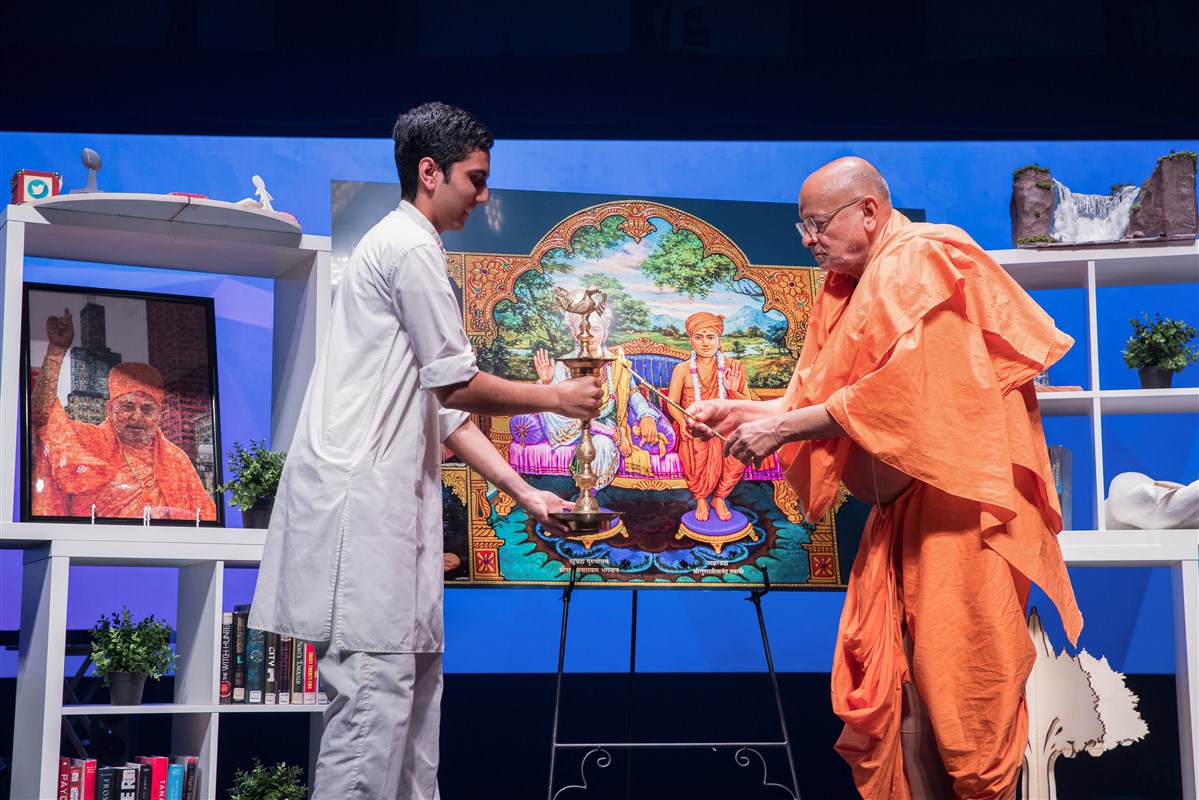 Pujya Ishwarcharandas Swami performs deep pragatya to inaugurate the convention
