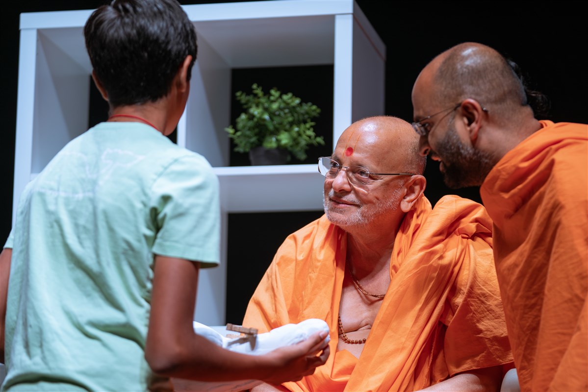Pujya Ishwarcharandas Swami engaged in the evening session