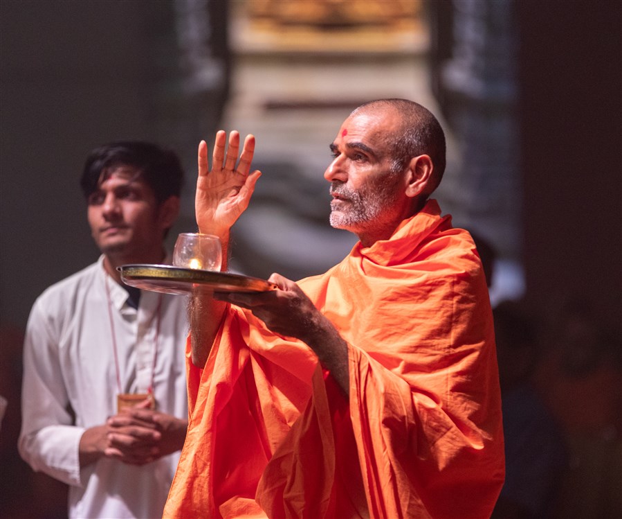 Pujya Anandswarupdas Swami engaged in the morning arti