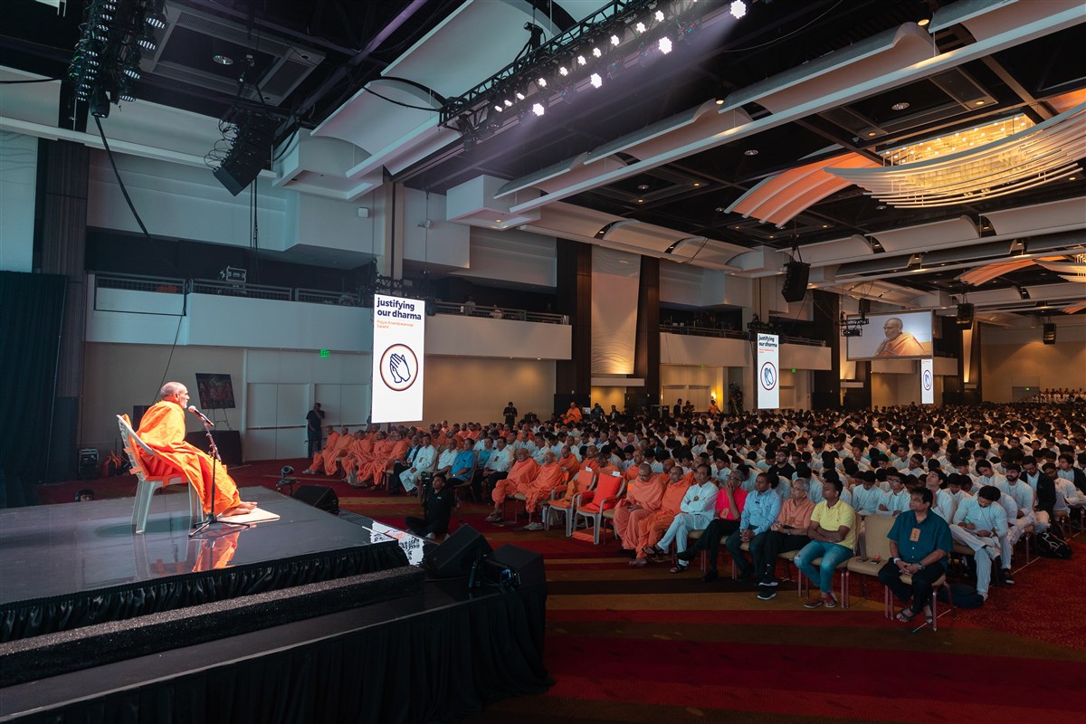 Pujya Anandswarupdas Swami addresses the morning assembly 