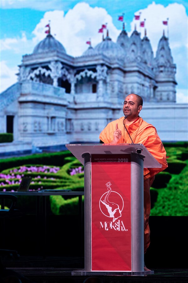 Pujya Shukmunidas Swami addresses the morning assembly 